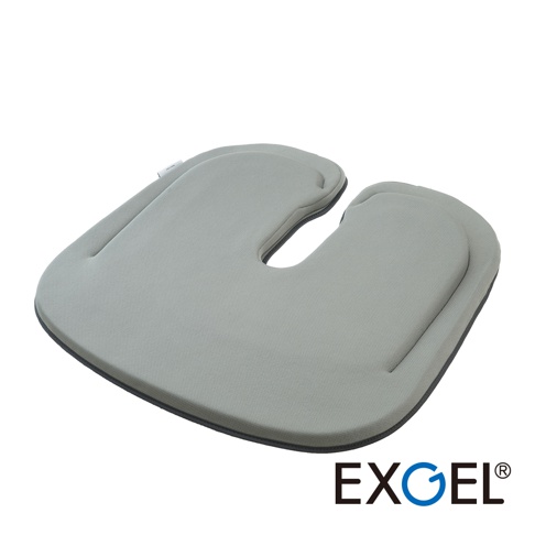 淺灰色U型汽車坐墊，織物表面，柔軟材質，帶有EXGEL®品牌標誌。