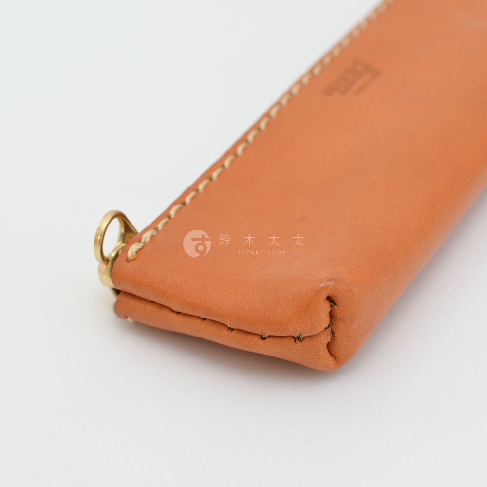 職人手作皮革收納筆袋，淺棕色皮革，車縫線明顯，附有金色金屬環。