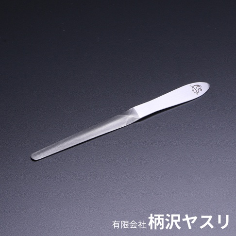 一支銀色金屬材質、曲面造型的極細高碳鋼銼刀，刀身佈滿細密銼紋，前端有品牌標誌。