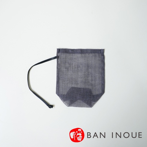 灰色蚊帳布製收納袋，網狀材質，帶有黑色束繩，適合收納蔬果。