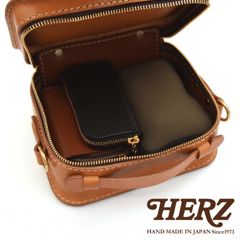 HERZ 品牌標誌，下方印有 HAND MADE IN JAPAN Since1973，展現職人手作的精緻工藝。