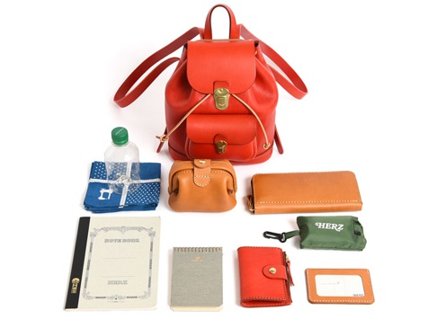 収納例。280mlペットボトル、A5ノート、ハンカチ、メモ帳、ガマ口ポーチ(KF-143)、ファスナー長財布(WL-58)、小銭入れ付きキーケース(KE-130)、エコバッグ、パスケース・横型(KC-36)。