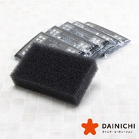 一塊黑色耐用海綿，材質為聚氨酯泡棉，旁邊疊放著五個個別包裝的相同黑色海綿，包裝上印有日文說明和圖示。