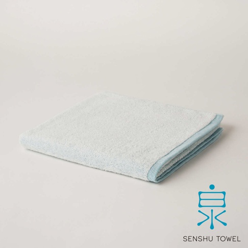 YUKINONE 雪之音柔織有機棉浴巾，淺藍色邊緣，白色主體，質地柔軟。