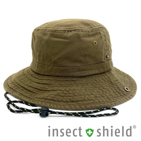 特大款軍綠色機能漁夫帽，材質為棉質，帽頂有兩個透氣孔，帽簷兩側有金屬扣眼，附有可調節式黑色與黃色編織掛繩。