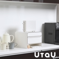 白色抽屜式多功能收納整理櫃，上方放置白色烤麵包機，櫃體前方有銀色金屬拉手，下方抽屜內有格紋布料，旁邊還有白色茶壺、米白色馬克杯和灰色馬克杯。