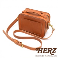 日本HERZ手工製作的棕褐色皮革兩用迷你小方包，帶有可拆卸肩帶和品牌標誌。