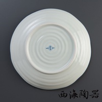 日本美濃燒淺綠色輕量圓盤，底部有同心圓紋路及藍色「清水」與「MADE IN JAPAN」字樣，盤緣呈波浪狀。