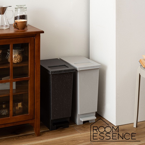 兩款 2WAY 北歐風附蓋簡約垃圾桶，分別為黑色帶有細微白色顆粒，以及淺灰色，皆為 20L 容量，配備腳踏板設計。