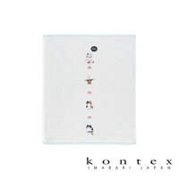 白色二層紗紗布巾，印有可愛的貓咪圖案，包括寫著「HI」的貓、坐著的貓、以及寫著「cats」的貓，中間穿插著小魚圖案，邊緣有淺藍色縫線。