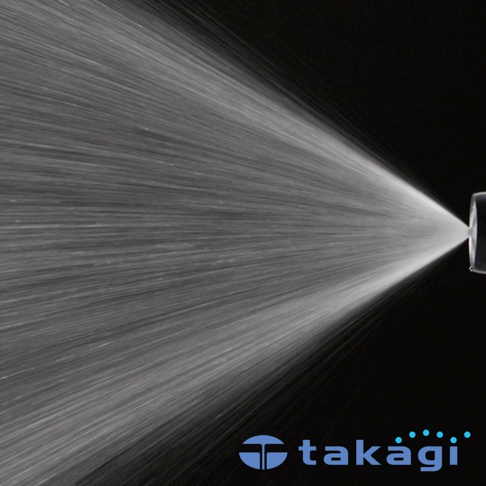 超手感全功能噴水槍 GNZ101N11，噴灑出細緻的扇形水流，水流呈白色霧狀，黑色背景，右側可見噴嘴部分。