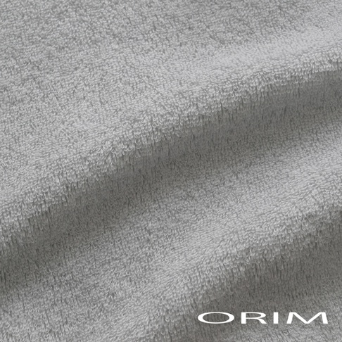 PLUME 今治輕羽恆柔耐久毛巾，銀灰色，特寫毛巾的細緻絨毛與柔軟織紋。