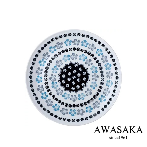 白色陶瓷湯盤，中央為黑色圓形裝飾，周圍環繞藍色、灰色花朵圖案及黑色圓點裝飾。