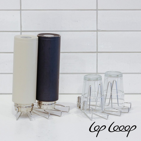 兩個不鏽鋼水壺瀝水架，一個架子上有一個米白色和一個深藍色圓柱形水壺，下方有伸縮式金屬支架。另一個架子上倒置著兩個透明玻璃杯，底部有金屬支架。