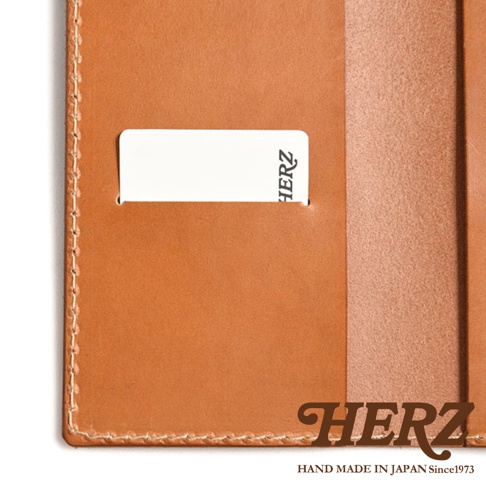 職人手作皮革輕便記事本書套，採用光滑的棕色皮革製成，內側有卡槽，並印有「HERZ」品牌標誌。