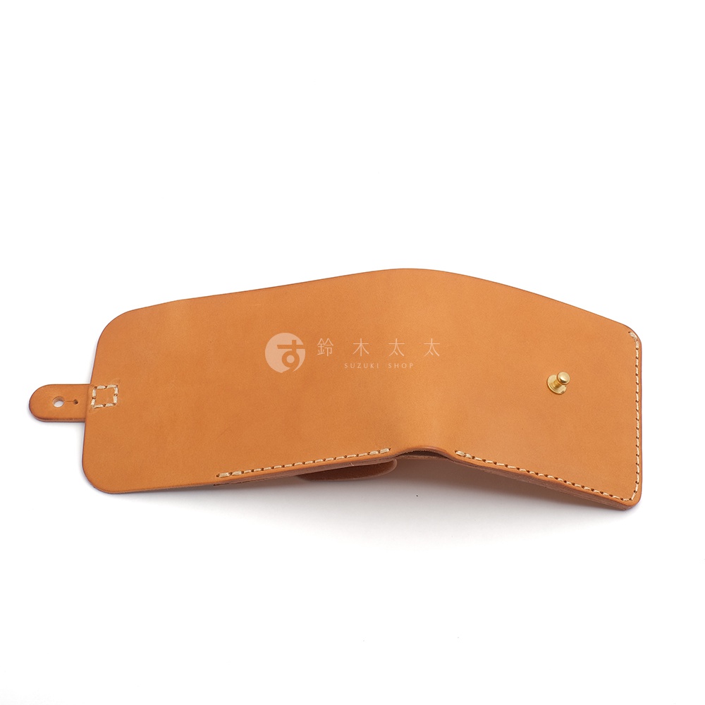 職人手作皮革原子釦型二折式短夾，淺棕色，皮革材質，內有品牌 Logo，附有原子釦設計。