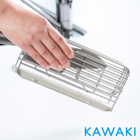 銀色金屬線編織的瀝水刀架，底部有淺灰色珪藻土吸水條，一隻手正握著刀架。