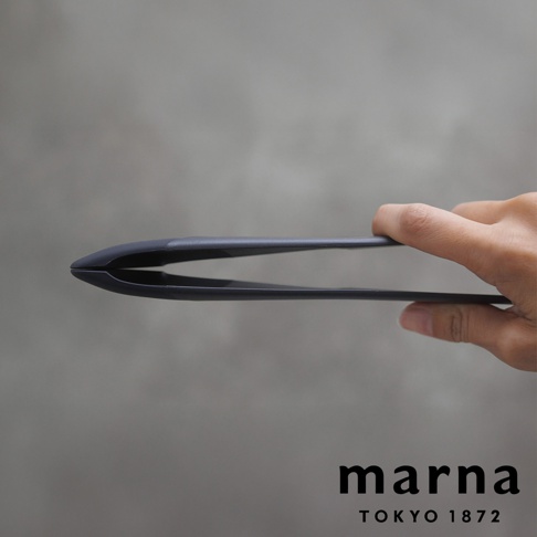 marna TOKYO 1872 品牌標誌與一隻手握持著一雙深色食物夾