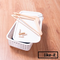 白色塑膠洗衣籃上蓋，上面放著兩個木質衣架和幾個木夾。