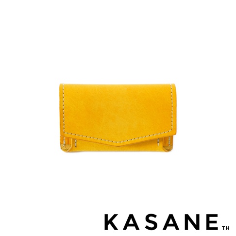 黃色義大利Margot皮革迷你雙折短夾，帶有縫線細節，下方為KASANE品牌標誌