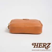 棕色皮革製成的手提包，包包上有一個可拆式扣環，皮革表面有細微紋路。