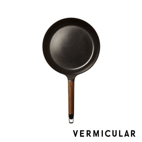 日本製琺瑯鑄鐵平底深鍋26cm，鍋身為黑色，搭配木質手柄，設計簡約。