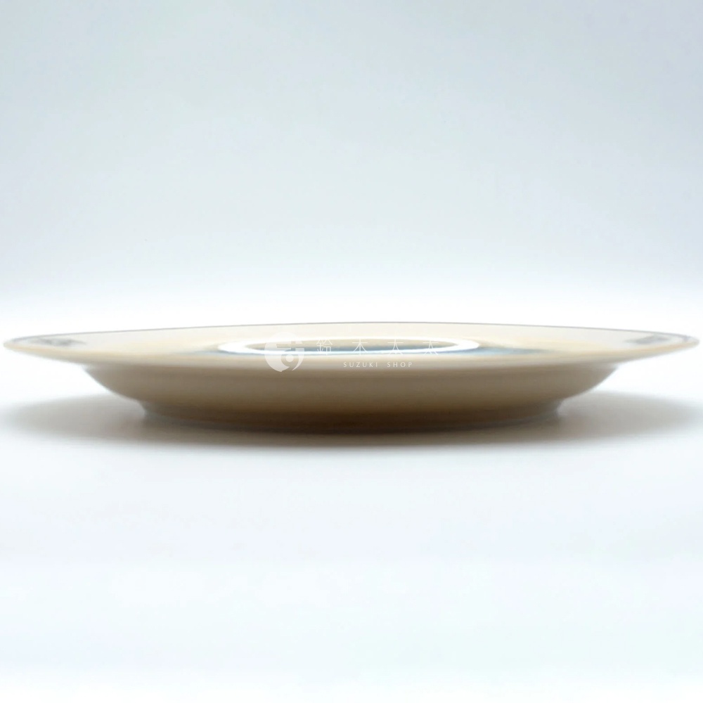 Anyware 美濃燒葉紋復古溫潤甜點盤 M，盤面呈現溫潤的米白色，邊緣飾有細緻的葉紋圖案，為陶瓷材質。