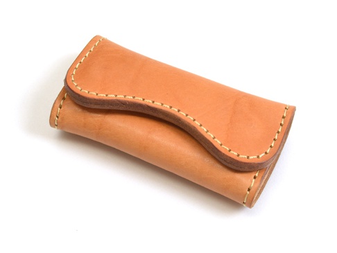 職人手作皮革鑰匙包，原色皮革，車縫線清晰，造型簡約，可大容量收納。