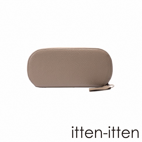 itten-itten 品牌字樣旁有一個淺褐色的義大利皮革圓角長夾