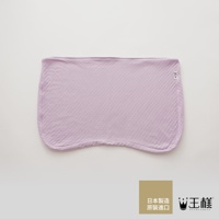 淡紫色條紋枕套，材質柔軟，邊緣圓潤，帶有品牌標籤。