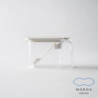 透明塑膠製成的白色密封調味料盒，內附白色湯匙，盒身帶有提把，整體風格簡潔。