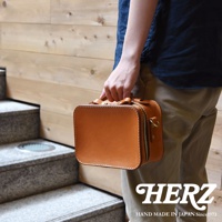 日本HERZ職人手作皮革兩用迷你小方包 CW-40 棕色，搭載一個短提把，側背帶可調整長度，整體設計精緻。