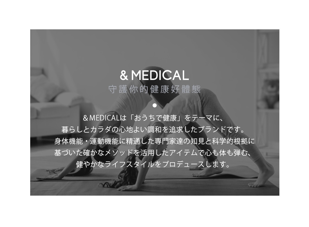 兩位女性在瑜珈墊上進行瑜珈，背景為模糊的室內居家環境。