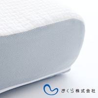 15度半身枕的枕套，上半部為白色提花織物，下半部為淺灰色網眼織物，邊緣有白色滾邊，右下角有藍色品牌標誌。