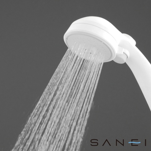 白色SPA沙龍蓮蓬頭，出水孔密集，水流強勁有力，帶有SANEI品牌標誌。