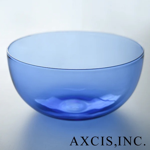 LAGOM 清透復古圓潤點心碗，L尺寸，採用光滑玻璃材質，呈現清澈的藍色調，碗身弧度圓潤，底部有壓紋設計。