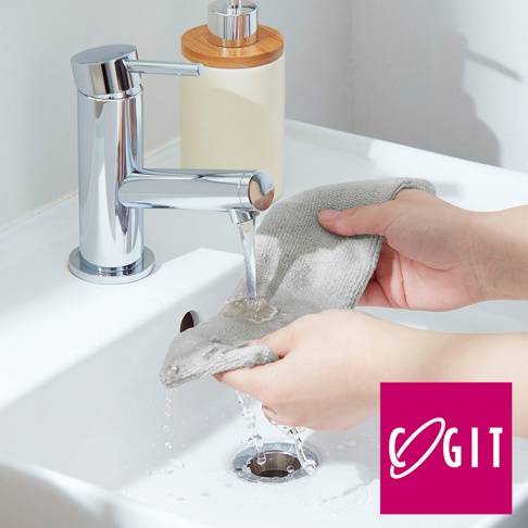 銀色伸縮式地板除塵縫隙清潔刷，附有灰色超細纖維布，在水龍頭下沖洗。