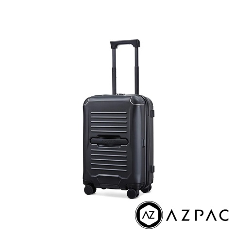 AZPAC Trucker 20吋旅行箱，黑色，防爆拉鍊設計，箱體帶有橫向條紋紋理，頂部配有可伸縮拉桿和把手，底部有四個萬向輪。
