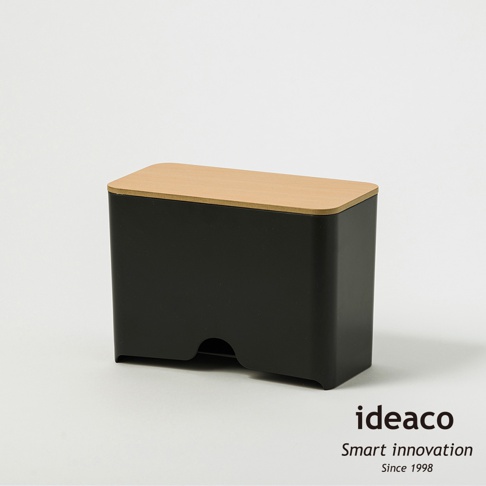 一個黑色方形收納盒，頂部配有淺木色原木蓋，側面下方有一個弧形開口。