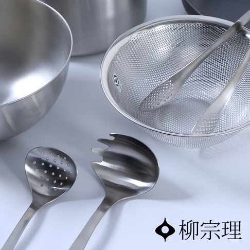 不鏽鋼製的叉杓，有著光滑的銀色表面，設計簡約，適合盛取食物。