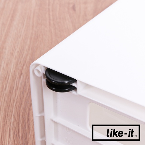 白色塑膠夾縫收納櫃的角落，配有兩個黑色滾輪，方便移動。收納櫃設計簡潔，材質為塑膠，適合狹窄空間使用。