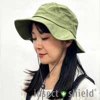 一名女性戴著淺綠色戶外圓頂帽，帽緣寬闊，有透氣孔和可調節的繫繩。