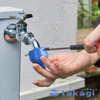 藍色塑膠水龍頭接頭，附有螺絲固定，正由手持十字起子的使用者安裝至銀色金屬水龍頭上。