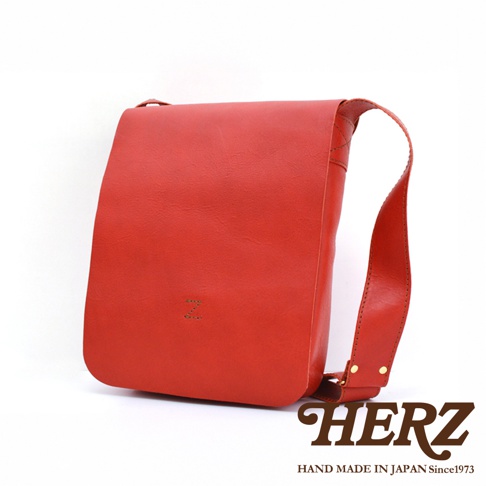 日本HERZ手工皮革軟皮直式斜背包，採用亮紅色皮革製成，搭配品牌Z字樣徽標，展現職人手作質感。