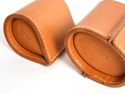 兩件式職人手作皮革筆筒，採用淺棕色皮革製作，手工縫線細緻，內側壓印有「HERZ」品牌標誌。