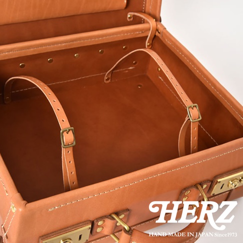 職人手作皮革英倫風便攜手提行李箱，淺棕色皮革，內部有兩條可調節皮革繫帶，配有黃銅金屬扣件和鎖，手工縫線。