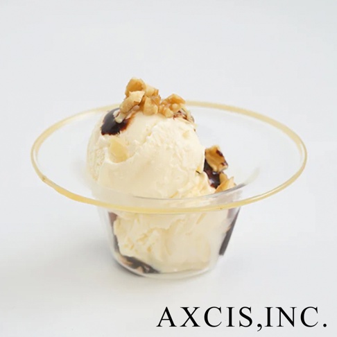 lykke 清透玻璃點心碗，盛裝著香草冰淇淋，淋上巧克力醬並撒上核桃碎。碗身為透明玻璃材質，邊緣帶有金色裝飾。