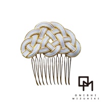 和風水引花結金絲髮叉，以白色和金色線條編織成複雜的結，搭配金色髮梳，展現精緻工藝。