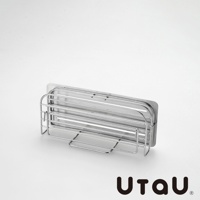 銀色不鏽鋼製可掛式刀具砧板瀝水架，設有金屬架構，可收納刀具與砧板，架身下方有承接盤設計。