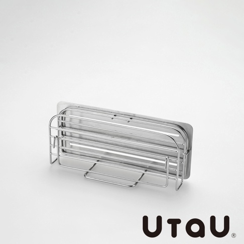 銀色不鏽鋼製可掛式刀具砧板瀝水架，設有金屬架構，可收納刀具與砧板，架身下方有承接盤設計。